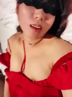 【绿帽淫妻 ️性爱狂】极品淫乱夫妻『小肥羊不是羊』最强性爱私拍 绿帽老公开发娇妻勾引前男友 卖淫3P蒙眼换人做爱 截图2