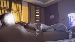 专泡良家大神『LILILICOLE』翘臀骚货一边穿着高跟黑丝一边女上摇摆，只需躺着据能享受全自动炮架服务 截图3