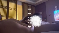 专泡良家大神『LILILICOLE』翘臀骚货一边穿着高跟黑丝一边女上摇摆，只需躺着据能享受全自动炮架服务 截图5