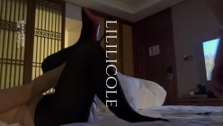 专泡良家大神『LILILICOLE』翘臀骚货一边穿着高跟黑丝一边女上摇摆，只需躺着据能享受全自动炮架服务 截图11