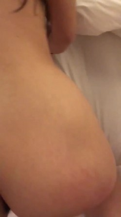 换妻俱乐部，4P淫荡大场面，互相艹着对方的老婆，两个男人之间的较量，妻子们也骚得叫声越发大了起来！ 截图5