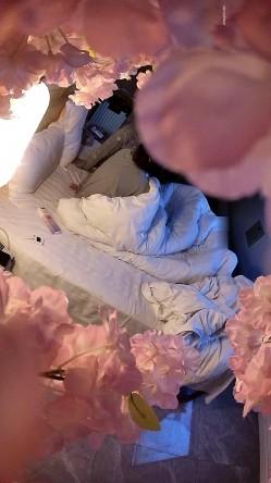【校园小情侣假期开房】，毫无节制，一天干三炮，玩的还挺变态，男的穿开档黑丝 截图1