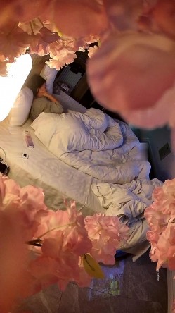 【校园小情侣假期开房】，毫无节制，一天干三炮，玩的还挺变态，男的穿开档黑丝 截图2
