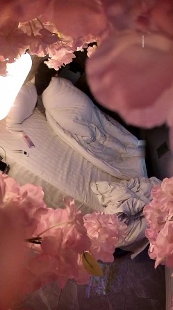 【校园小情侣假期开房】，毫无节制，一天干三炮，玩的还挺变态，男的穿开档黑丝 截图3