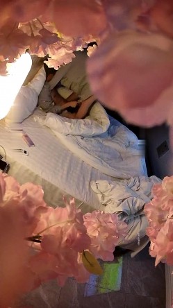 【校园小情侣假期开房】，毫无节制，一天干三炮，玩的还挺变态，男的穿开档黑丝 截图4