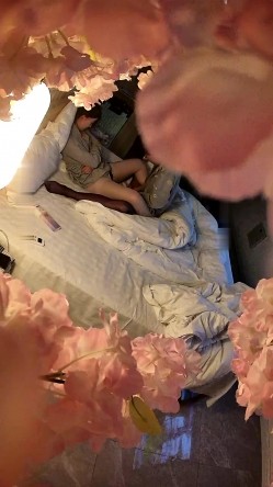 【校园小情侣假期开房】，毫无节制，一天干三炮，玩的还挺变态，男的穿开档黑丝 截图6