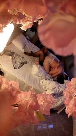 【校园小情侣假期开房】，毫无节制，一天干三炮，玩的还挺变态，男的穿开档黑丝 截图11
