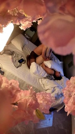 【校园小情侣假期开房】，毫无节制，一天干三炮，玩的还挺变态，男的穿开档黑丝 截图13
