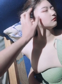 漂亮肉肉的小美女热巴，长这么可爱还要被欺负，委屈巴巴~~ 截图2