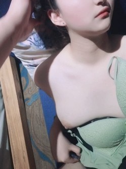 漂亮肉肉的小美女热巴，长这么可爱还要被欺负，委屈巴巴~~ 截图3