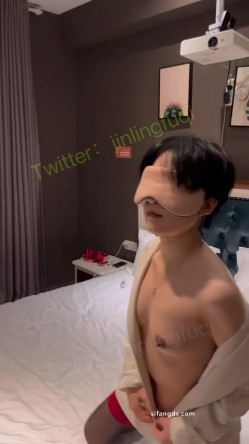 顶级绿帽博主，【金陵夫妻】，跟粉丝3P，多P，超骚老婆，短发气质小美女，娇小身材大大欲望 截图9