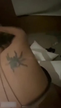 【迷奸睡奸系列】 小姐姐醉酒后被捡尸 表情好销魂，被人艹得狂吐不止，又吐又艹，岂能错过？ 截图10