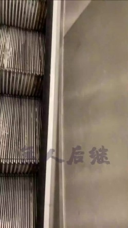 【经典CD】掀裙抄底大神【无人后继】126V完整合集[上]，就喜欢用手掀起小姐姐的短裙抄底 截图1