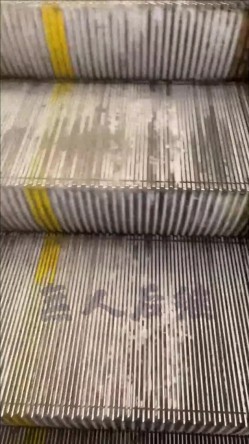 【经典CD】掀裙抄底大神【无人后继】126V完整合集[上]，就喜欢用手掀起小姐姐的短裙抄底 截图5