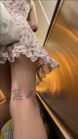 【经典CD】掀裙抄底大神【无人后继】126V完整合集[上]，就喜欢用手掀起小姐姐的短裙抄底 截图12