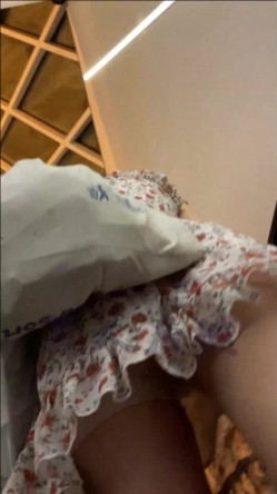 【经典CD】掀裙抄底大神【无人后继】126V完整合集[上]，就喜欢用手掀起小姐姐的短裙抄底 截图14