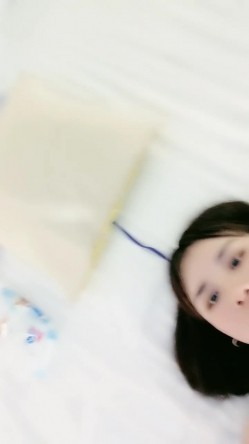 高颜值女神露脸让小哥在镜头前放肆蹂躏，吃奶玩逼道具捅菊花，口交大鸡巴样子好骚，多体位蹂躏抽插呻吟可射 截图2