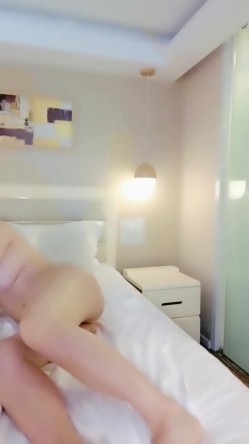 高颜值女神露脸让小哥在镜头前放肆蹂躏，吃奶玩逼道具捅菊花，口交大鸡巴样子好骚，多体位蹂躏抽插呻吟可射 截图8