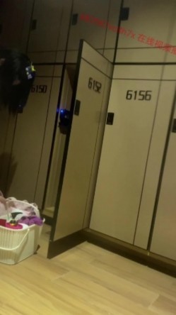 十月私房最新流出 魔手 外购 最新流出《坑闺蜜》系列16大学澡堂偷拍漂亮学生妹 截图2