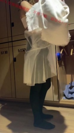 十月私房最新流出 魔手 外购 最新流出《坑闺蜜》系列16大学澡堂偷拍漂亮学生妹 截图12