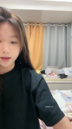 G奶校花~20小时~【小初恋】，清纯指数极高，年龄看着不大这对大奶子真是惊人 截图1
