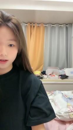 G奶校花~20小时~【小初恋】，清纯指数极高，年龄看着不大这对大奶子真是惊人 截图6
