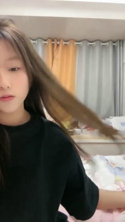 G奶校花~20小时~【小初恋】，清纯指数极高，年龄看着不大这对大奶子真是惊人 截图8