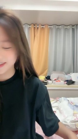 G奶校花~20小时~【小初恋】，清纯指数极高，年龄看着不大这对大奶子真是惊人 截图9
