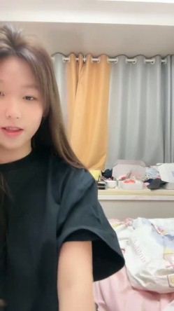 G奶校花~20小时~【小初恋】，清纯指数极高，年龄看着不大这对大奶子真是惊人 截图10