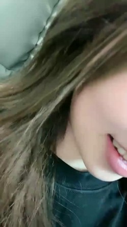 G奶校花~20小时~【小初恋】，清纯指数极高，年龄看着不大这对大奶子真是惊人 截图12