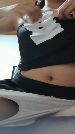 黑丝制服可爱学妹宿舍内对着镜头抠穴自慰 截图4