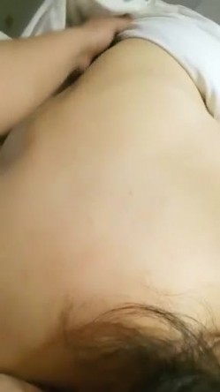 肥臀大奶的中年阿姨到酒店开房被操 吃完鸡巴迫不及待的往自己的黑骚逼里面放 截图1