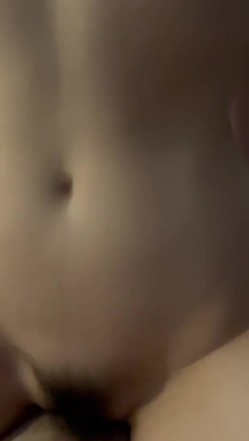 南航空姐女友完美身材，调教玩弄自拍，爆操喷了一地.淫语对话，你慢点，你捅死我了. 截图1