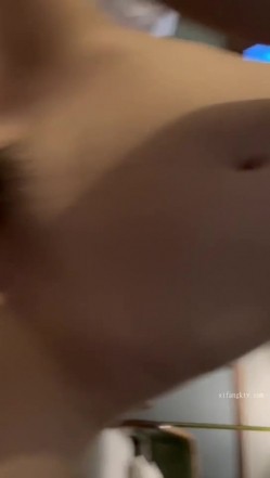 南航空姐女友完美身材，调教玩弄自拍，爆操喷了一地.淫语对话，你慢点，你捅死我了. 截图14