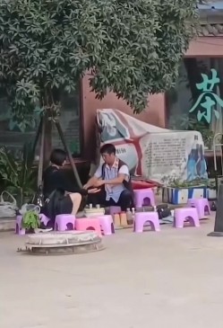 笑掉大牙路边偷拍 算命大师哄骗貌似高知白领姐姐的小仙女如此智障被大师揉奶扣穴发功祈福 截图1