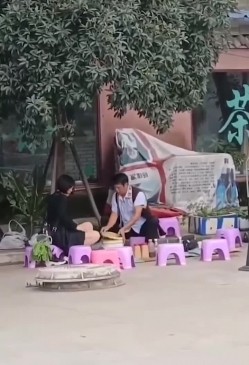 笑掉大牙路边偷拍 算命大师哄骗貌似高知白领姐姐的小仙女如此智障被大师揉奶扣穴发功祈福 截图2