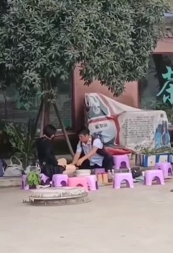笑掉大牙路边偷拍 算命大师哄骗貌似高知白领姐姐的小仙女如此智障被大师揉奶扣穴发功祈福 截图3