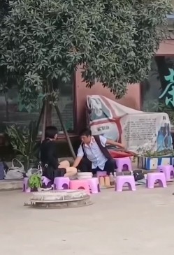 笑掉大牙路边偷拍 算命大师哄骗貌似高知白领姐姐的小仙女如此智障被大师揉奶扣穴发功祈福 截图4