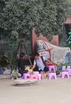 笑掉大牙路边偷拍 算命大师哄骗貌似高知白领姐姐的小仙女如此智障被大师揉奶扣穴发功祈福 截图5