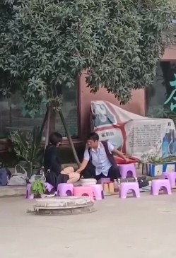 笑掉大牙路边偷拍 算命大师哄骗貌似高知白领姐姐的小仙女如此智障被大师揉奶扣穴发功祈福 截图6
