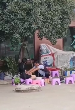 笑掉大牙路边偷拍 算命大师哄骗貌似高知白领姐姐的小仙女如此智障被大师揉奶扣穴发功祈福 截图7