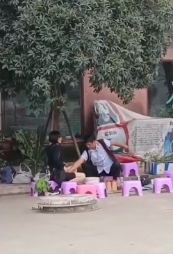 笑掉大牙路边偷拍 算命大师哄骗貌似高知白领姐姐的小仙女如此智障被大师揉奶扣穴发功祈福 截图8