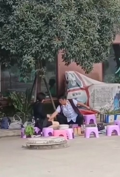 笑掉大牙路边偷拍 算命大师哄骗貌似高知白领姐姐的小仙女如此智障被大师揉奶扣穴发功祈福 截图9