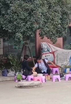 笑掉大牙路边偷拍 算命大师哄骗貌似高知白领姐姐的小仙女如此智障被大师揉奶扣穴发功祈福 截图10