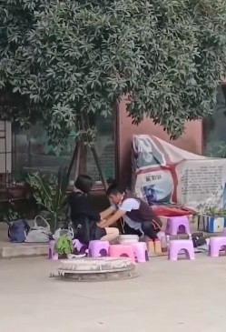 笑掉大牙路边偷拍 算命大师哄骗貌似高知白领姐姐的小仙女如此智障被大师揉奶扣穴发功祈福 截图11