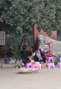 笑掉大牙路边偷拍 算命大师哄骗貌似高知白领姐姐的小仙女如此智障被大师揉奶扣穴发功祈福 截图12