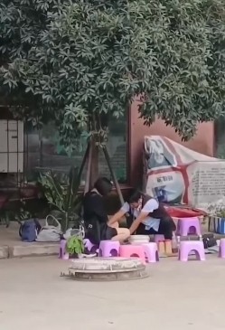 笑掉大牙路边偷拍 算命大师哄骗貌似高知白领姐姐的小仙女如此智障被大师揉奶扣穴发功祈福 截图13