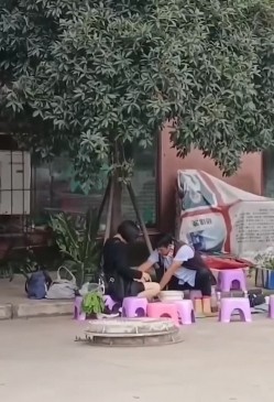 笑掉大牙路边偷拍 算命大师哄骗貌似高知白领姐姐的小仙女如此智障被大师揉奶扣穴发功祈福 截图14