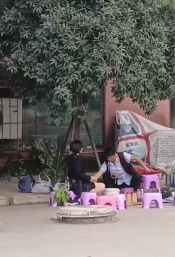 笑掉大牙路边偷拍 算命大师哄骗貌似高知白领姐姐的小仙女如此智障被大师揉奶扣穴发功祈福 截图15