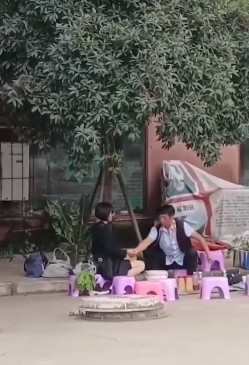 笑掉大牙路边偷拍 算命大师哄骗貌似高知白领姐姐的小仙女如此智障被大师揉奶扣穴发功祈福 截图16